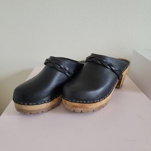 MIA black sweedish wooden clogs